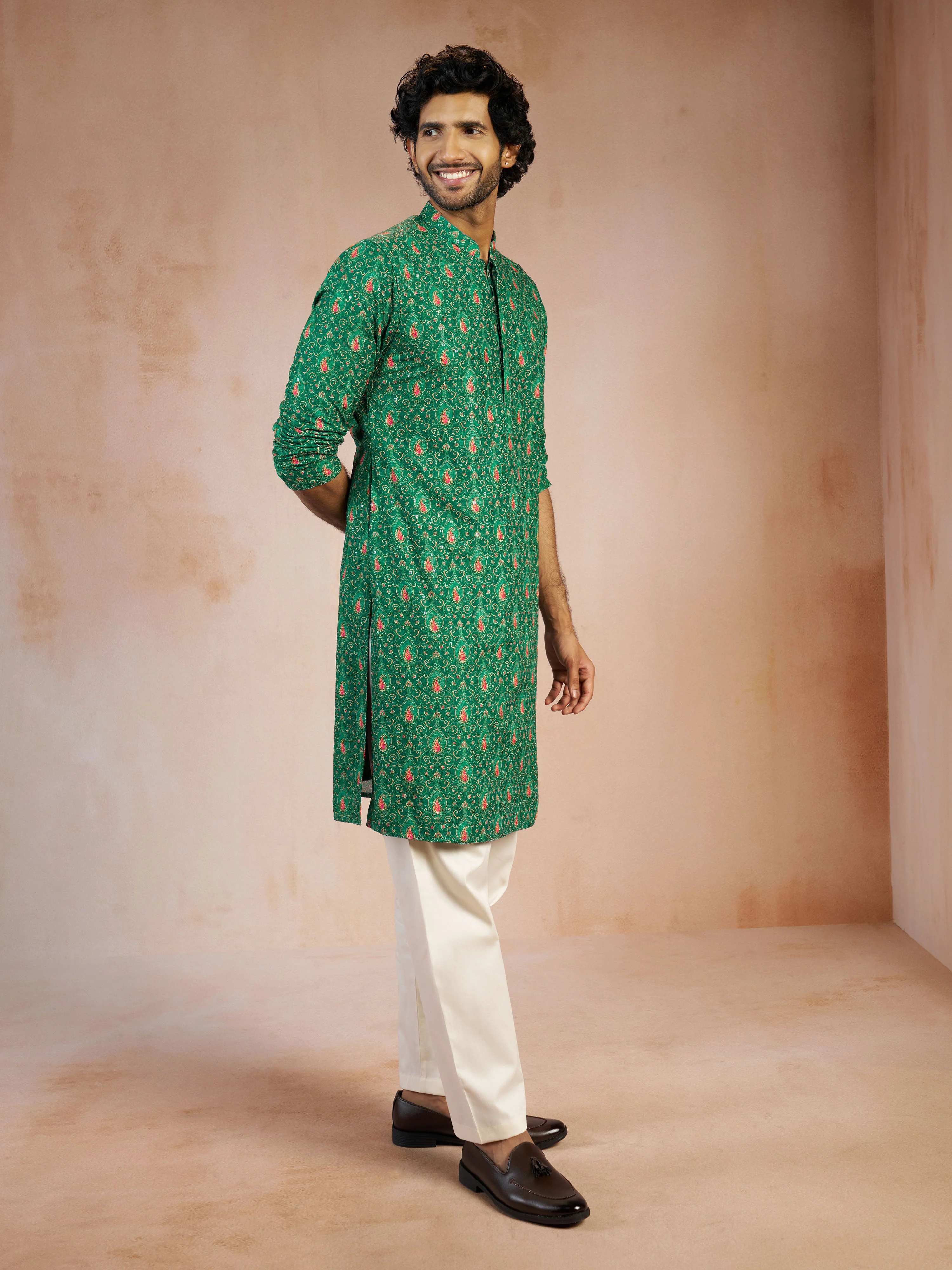 Men's Green Chikankari Silk Blend Kurta with Cream Solid Silk Pyjama Set - Image 4
