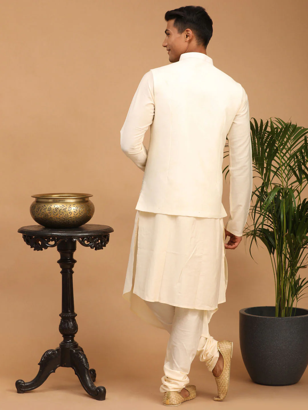 Men's Cream Mirror Jacket With Pleated Kurta Pyjama And Dupatta Set - Image 3