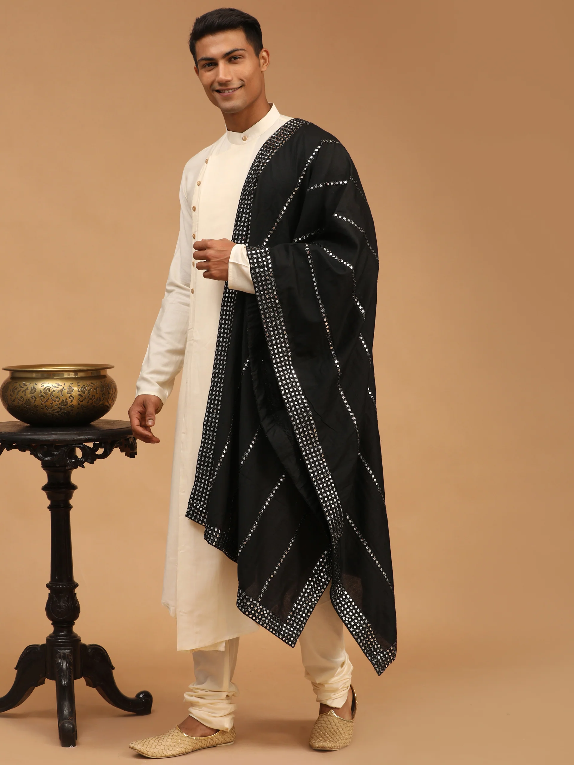 Men's Cream Pleated Kurta And Churidar Set With Black Vertical Mirror Dupatta - Image 2