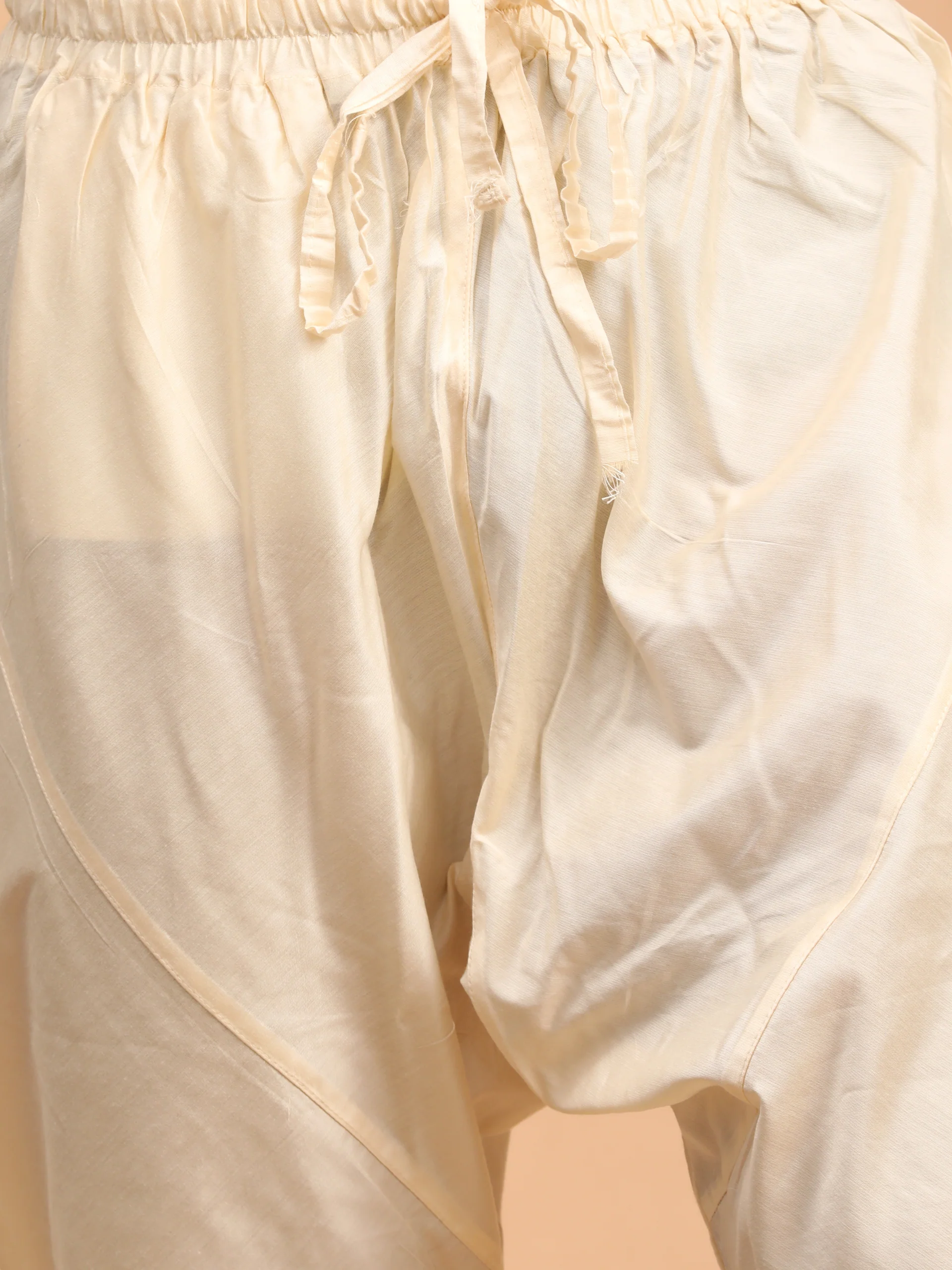 Men's Cream Pleated Kurta And Churidar Set With Mirror Dupatta - Image 5