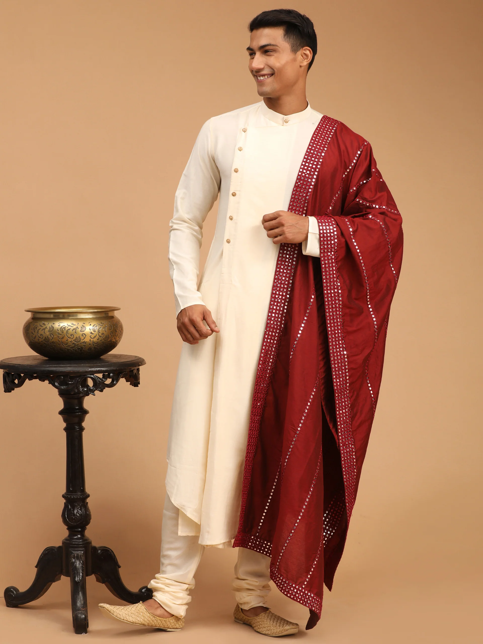 Men's Cream Pleated Kurta And Churidar Set With Maroon Vertical Mirror Dupatta - Image 2