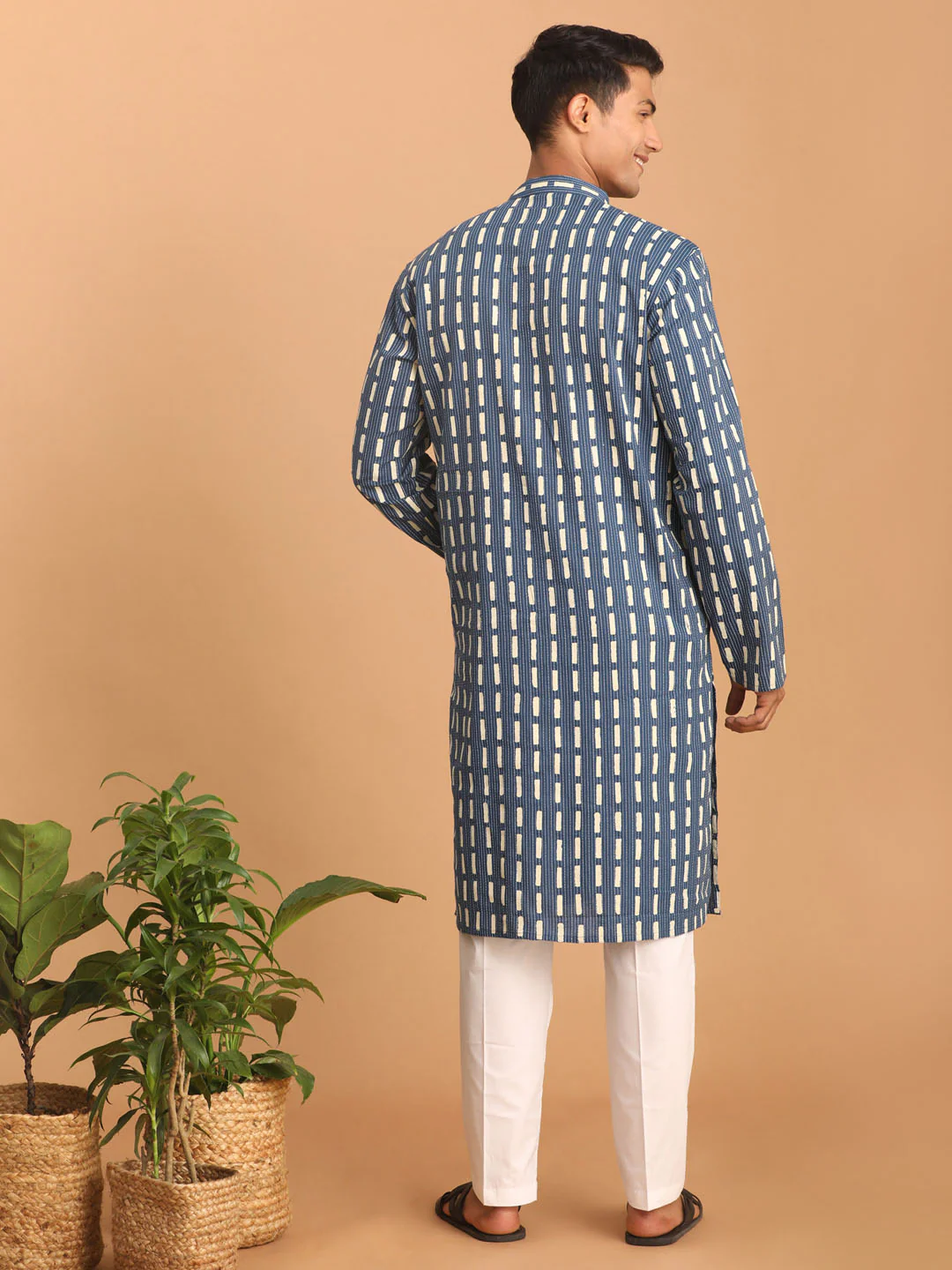 Men's Blue Rubber Print Cotton Kurta With White Pant Set - Image 3