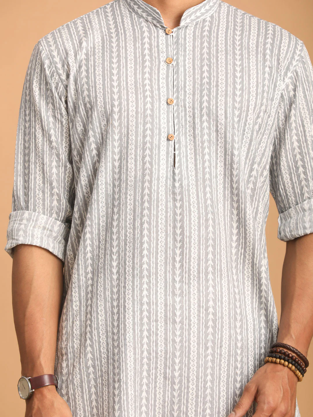 Men's Grey And White Batik Printed Kurta With White Pant Set - Image 4