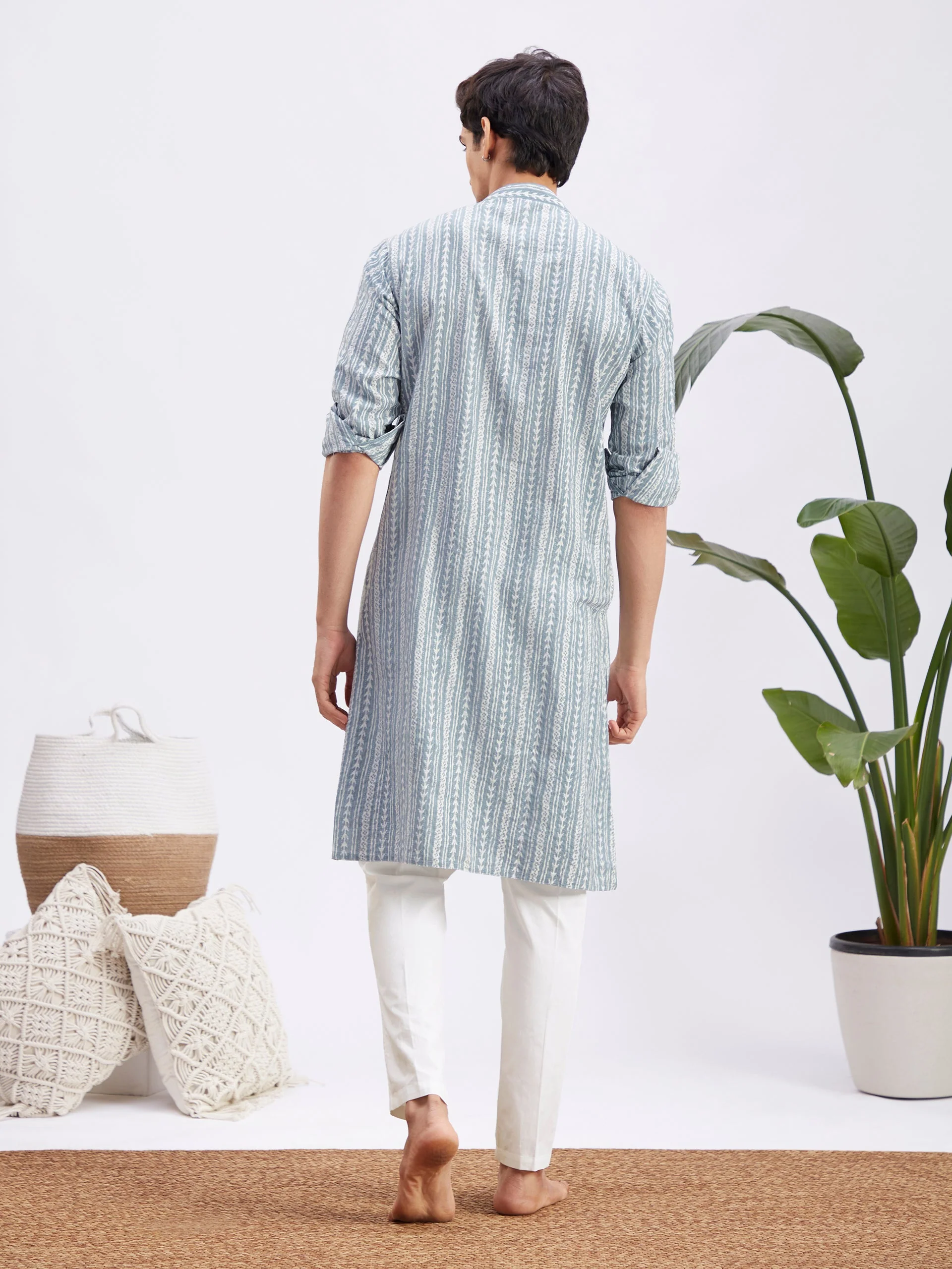 Men's Grey And White Batik Printed Kurta With White Pant Set - Image 3