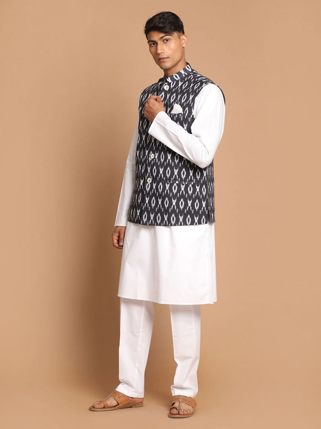 Men's Black Ikkat Printed Cotton Nehru Jacket With White Kurta And Pyjama Set - Image 2