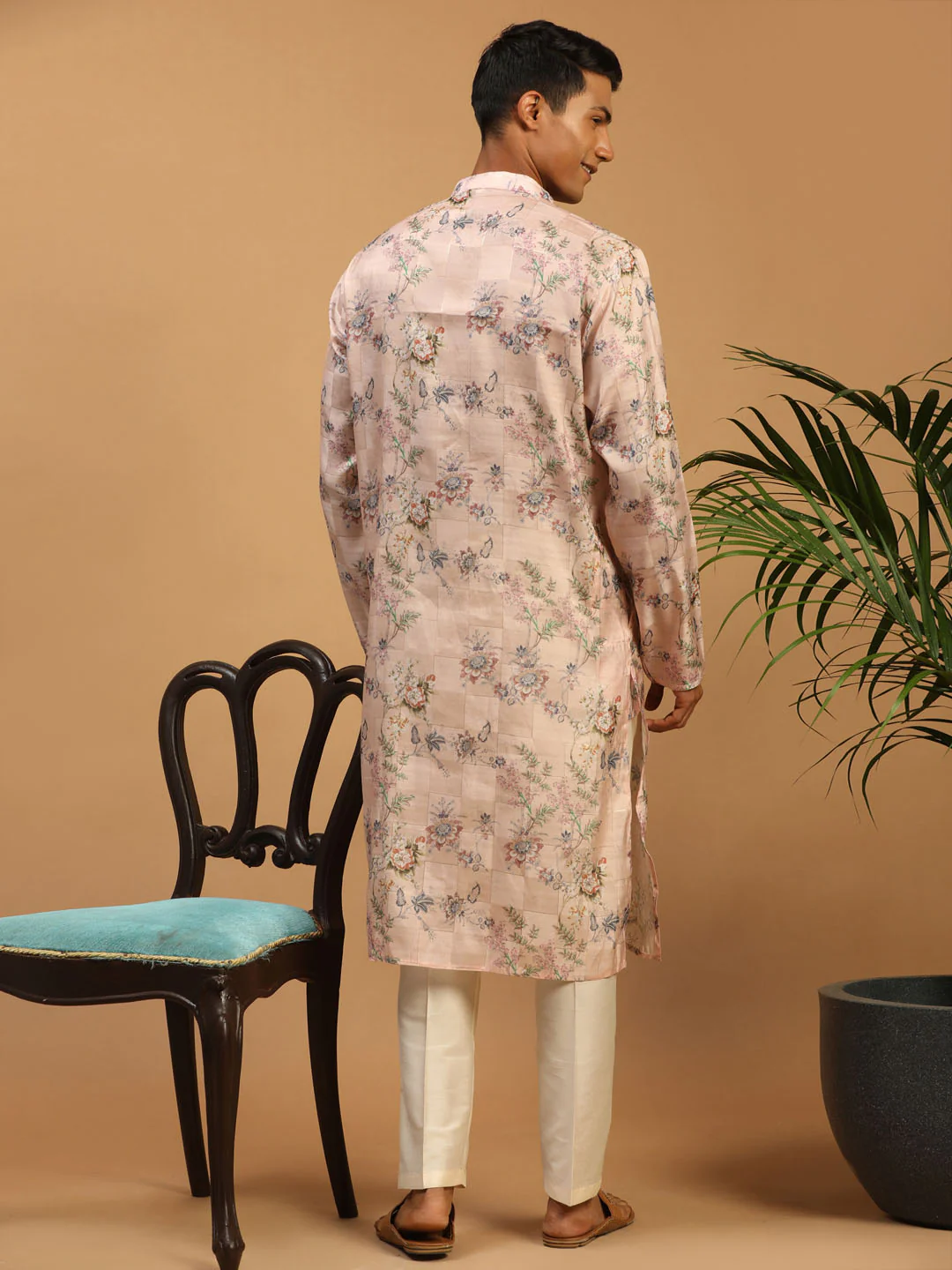 Men's Pink Floral Printed Silk Blend Kurta With Cream Solid Viscose Pant Set - Image 3