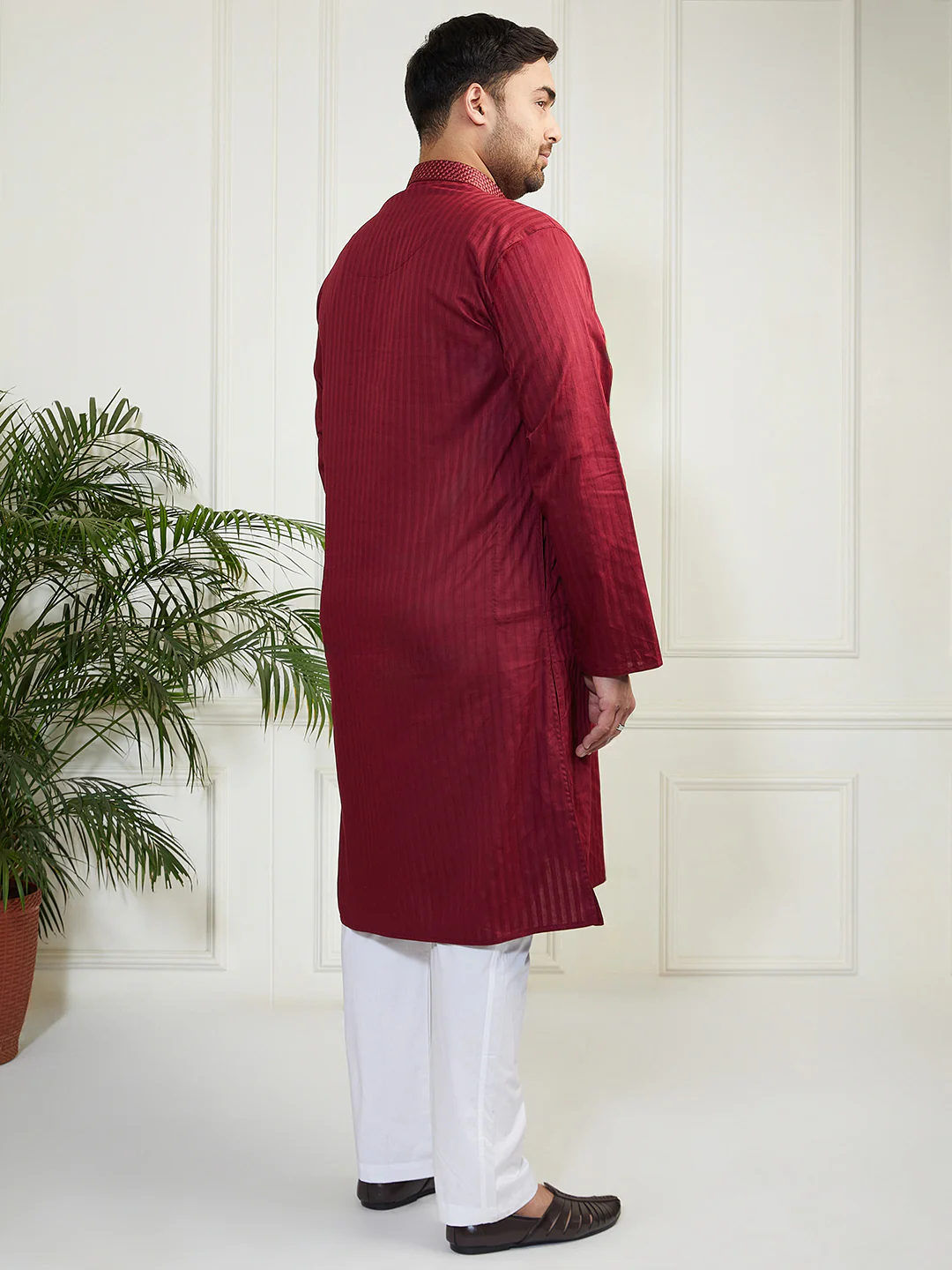 Plus Men's Maroon And White Cotton Blend Kurta Pyjama Set - Image 3