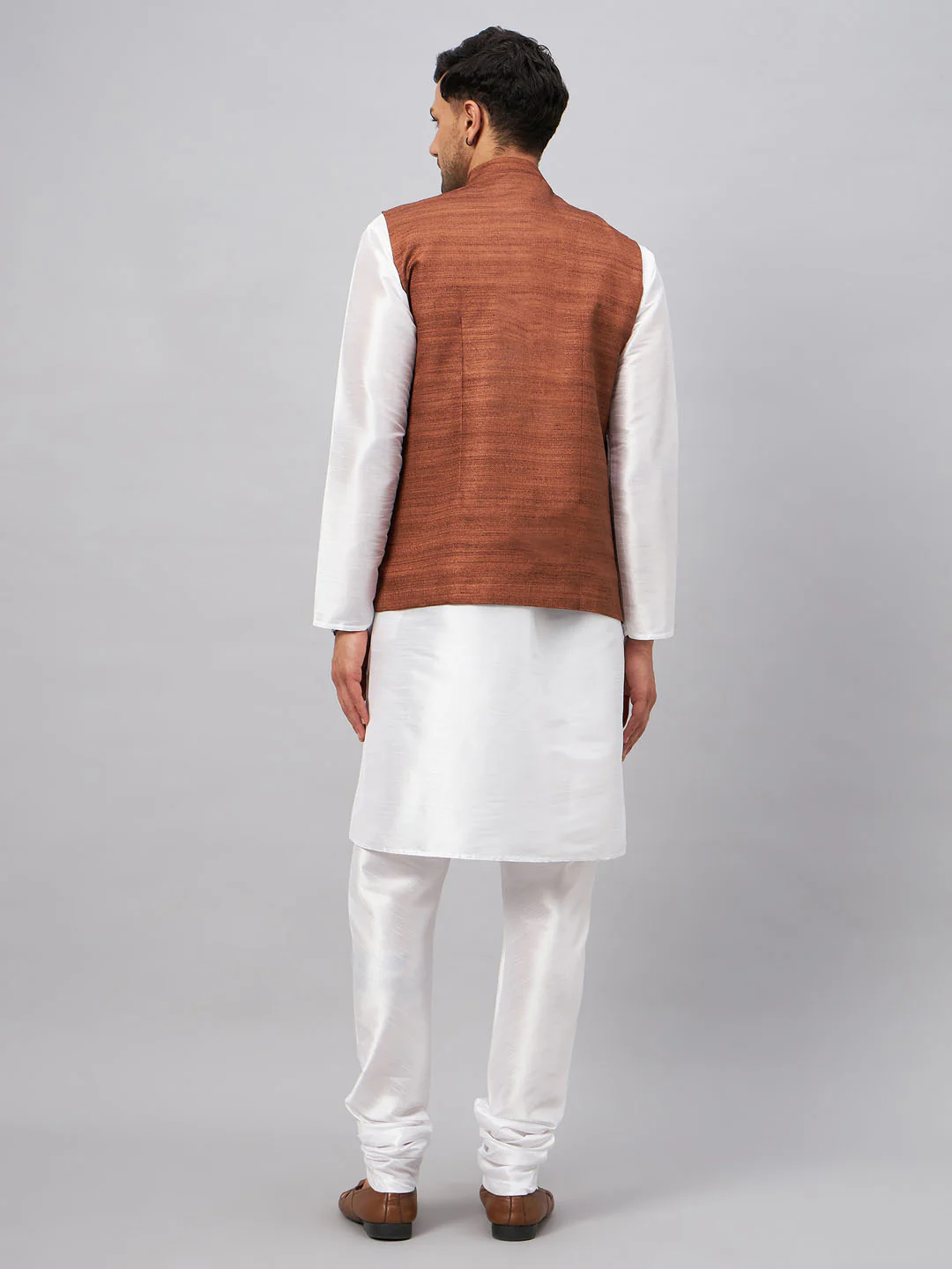 Men's Coffee Matka Silk Nehru Jacket With White Silk Blend Kurta Pyjama Set - Image 3